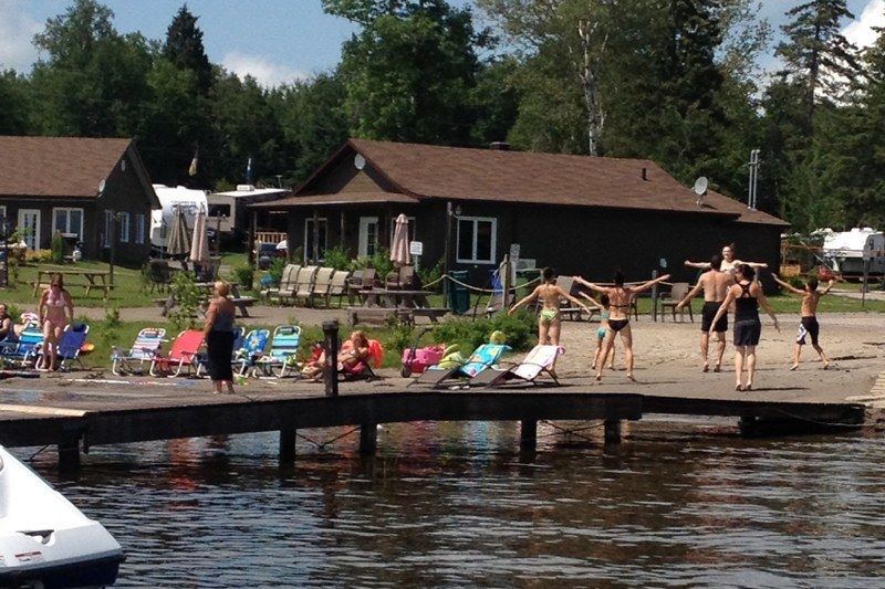 Les Chalets Baie Cascouia Larouche Luaran gambar