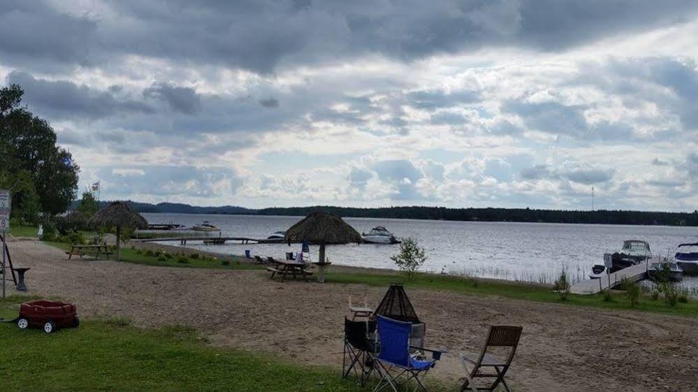 Les Chalets Baie Cascouia Larouche Luaran gambar