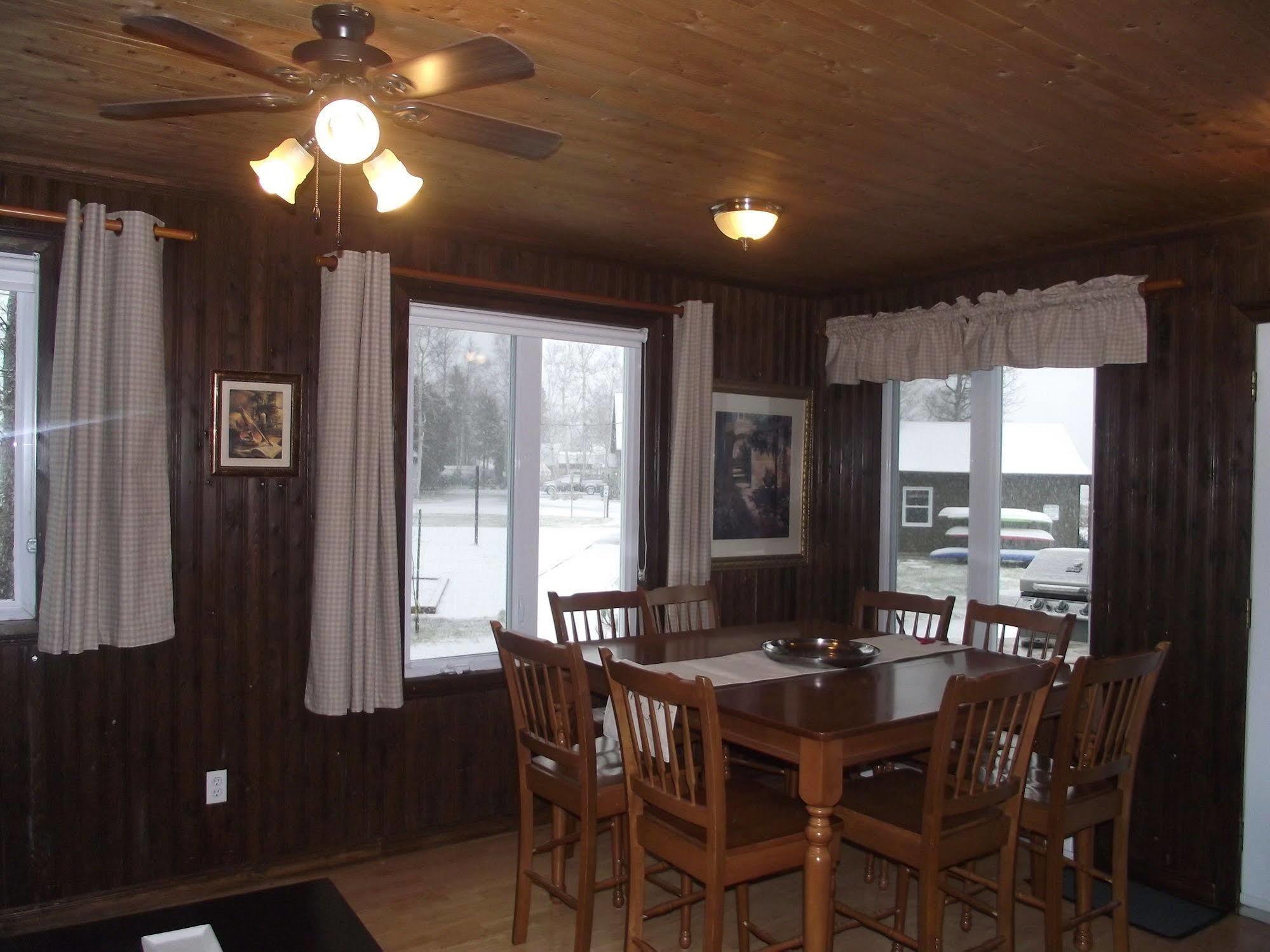 Les Chalets Baie Cascouia Larouche Luaran gambar
