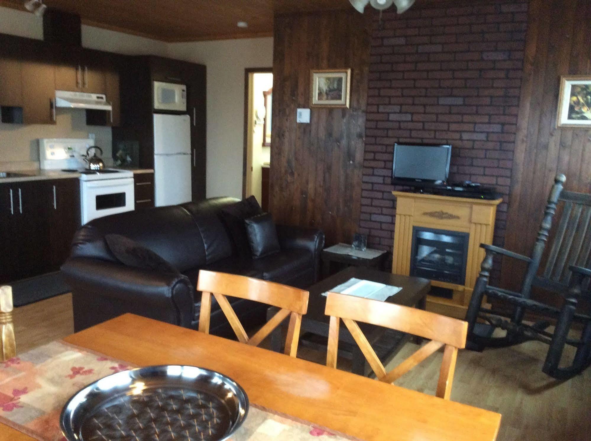 Les Chalets Baie Cascouia Larouche Luaran gambar
