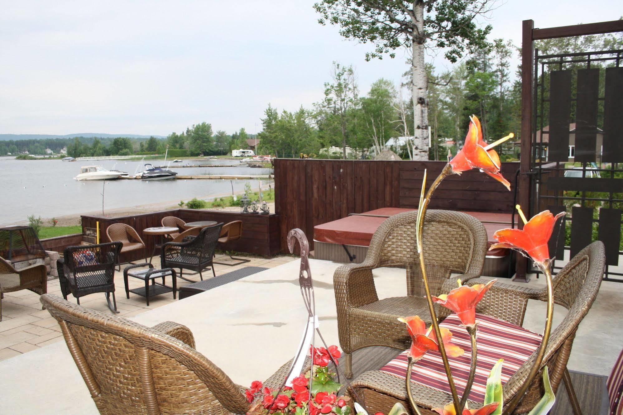 Les Chalets Baie Cascouia Larouche Luaran gambar