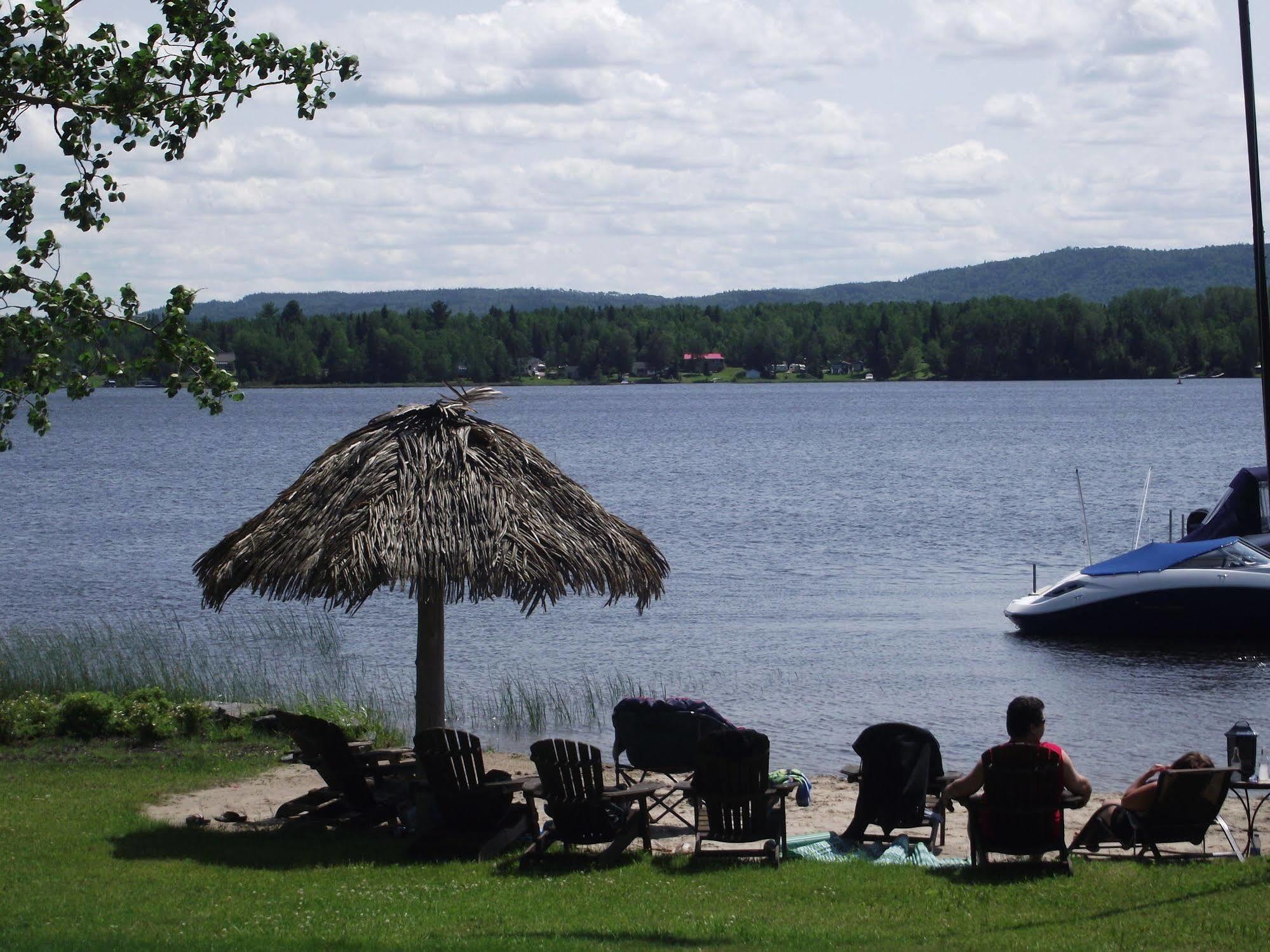 Les Chalets Baie Cascouia Larouche Luaran gambar