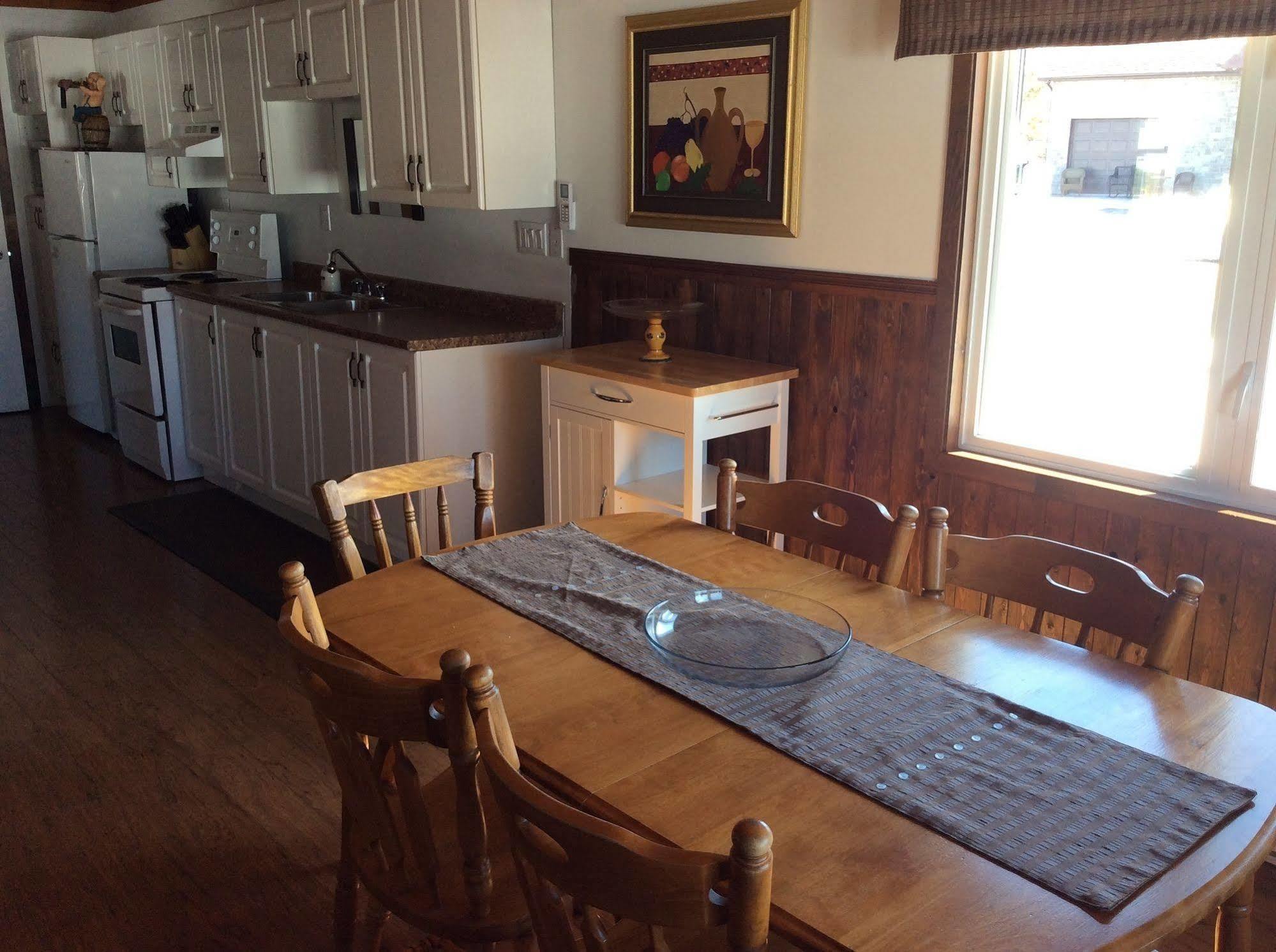 Les Chalets Baie Cascouia Larouche Luaran gambar