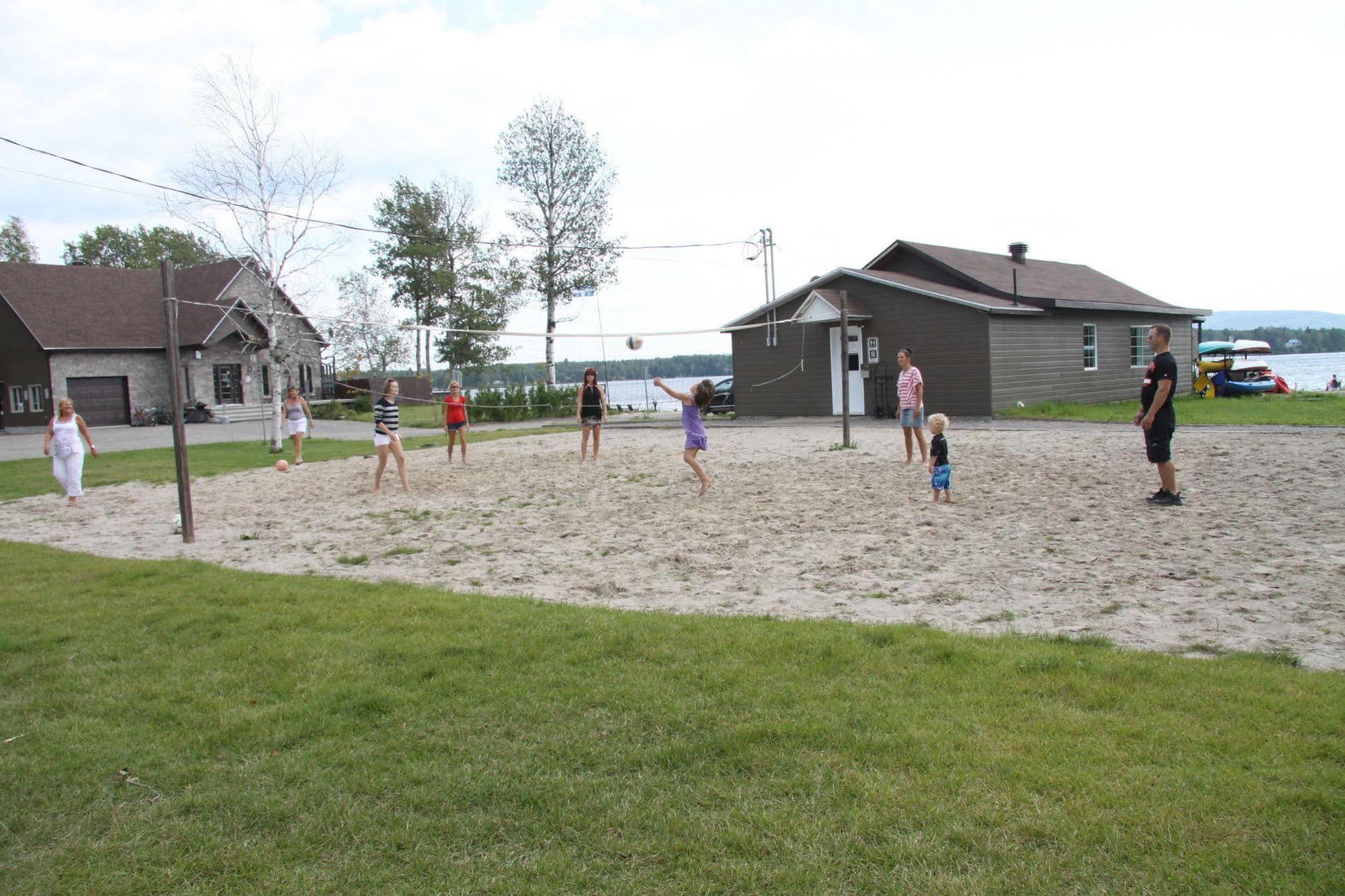 Les Chalets Baie Cascouia Larouche Luaran gambar
