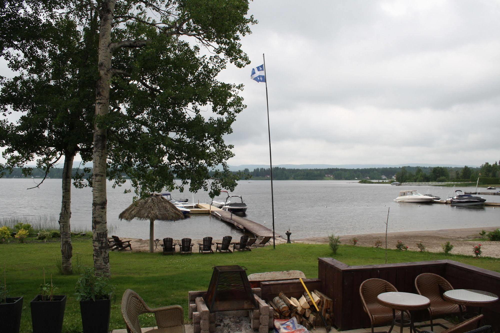 Les Chalets Baie Cascouia Larouche Luaran gambar